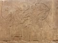 <p>Archers assyriens menés par le roi (Nimrud - palais nord-ouest).</p>