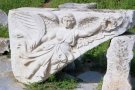 <p>Porte d'Héraclès : relief représentant Niké.</p>