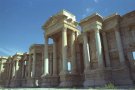 <p>Mur de scène du théâtre de Palmyre.</p>