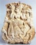 <p>Bas-relief représentant une déesse - Ivoire - Ougarit.</p>